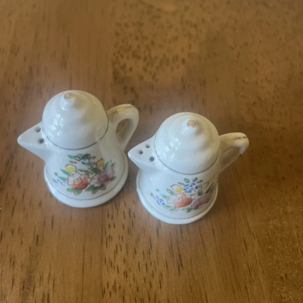 Vintage 50's Floral Mini Pitcher Salt & Pepper Shakers Cottagecore  Japan  2